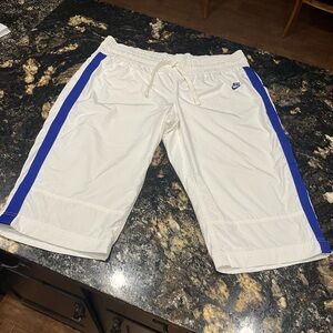 The coolest late 90s/ 2000s vintage Nike Sportswear basketball shorts Med/Lg